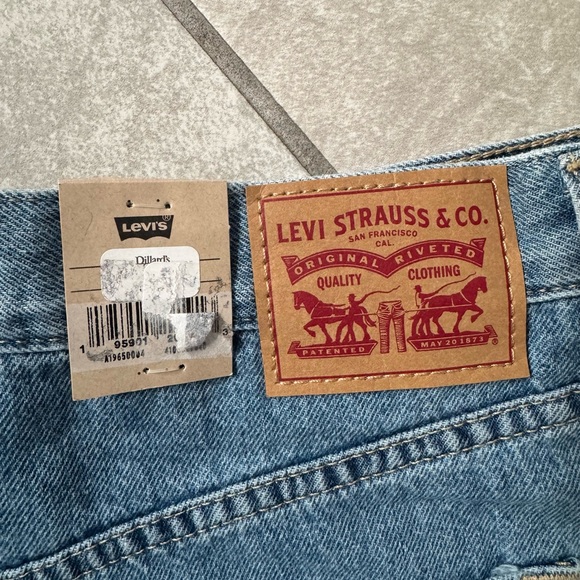 NWT Levi's Women's Blue Denim High Waisted Mom Shorts - Picture 4 of 7